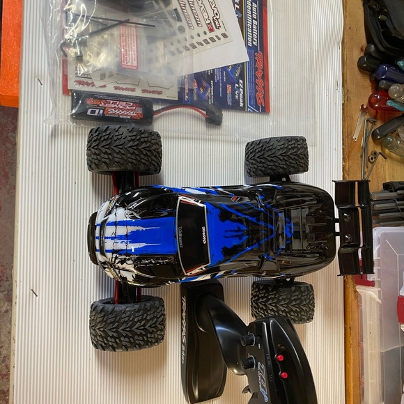 Traxxas E Revo 1/16 and 1/10 scale - Picture 2 of 5